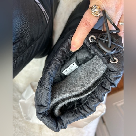 Sorel Chariot black insulated mid calf weather proof snow boots Sz-youth 4. D - Picture 10 of 14